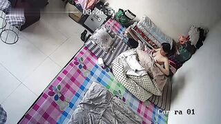 破解家庭摄像头监控偷拍跟父母睡一个炕上的年轻小夫妻在父母旁边女的帮老公摸鸡巴，男的给女的摸逼调情啪啪